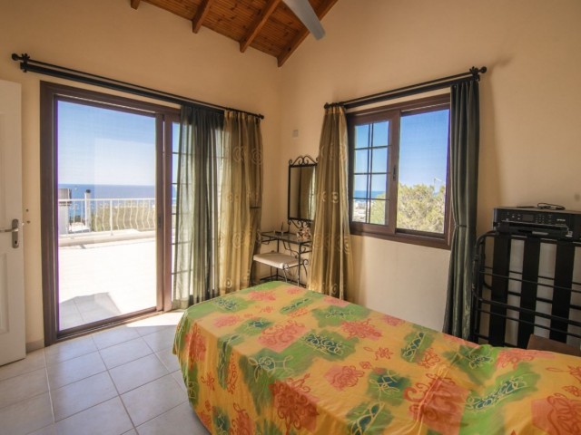 VOLL AUSGESTATTETE 4-SCHLAFZIMMER-VILLA MIT MEERBLICK IN ESENTEPE KYRENIA !!