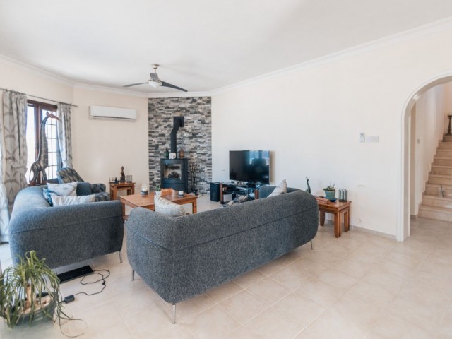 VOLL AUSGESTATTETE 4-SCHLAFZIMMER-VILLA MIT MEERBLICK IN ESENTEPE KYRENIA !!