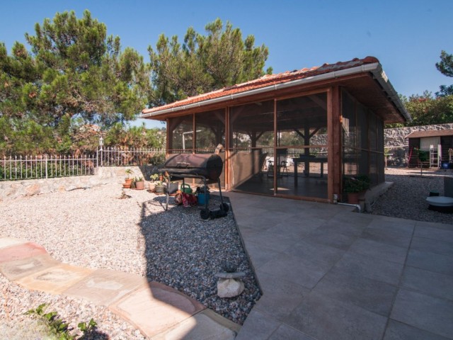 VOLL AUSGESTATTETE 4-SCHLAFZIMMER-VILLA MIT MEERBLICK IN ESENTEPE KYRENIA !!