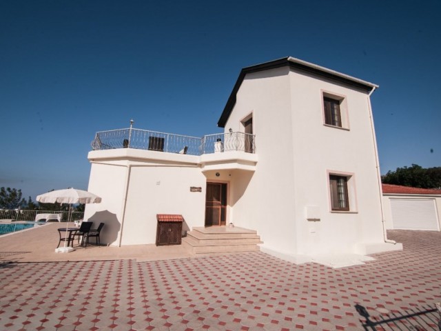 VOLL AUSGESTATTETE 4-SCHLAFZIMMER-VILLA MIT MEERBLICK IN ESENTEPE KYRENIA !!