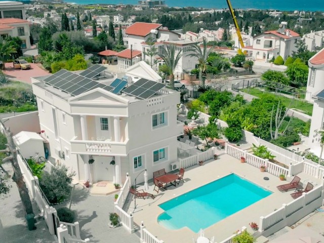 VILLA MIT 3 SCHLAFZIMMERN UND POOL IN CATALKOY !!