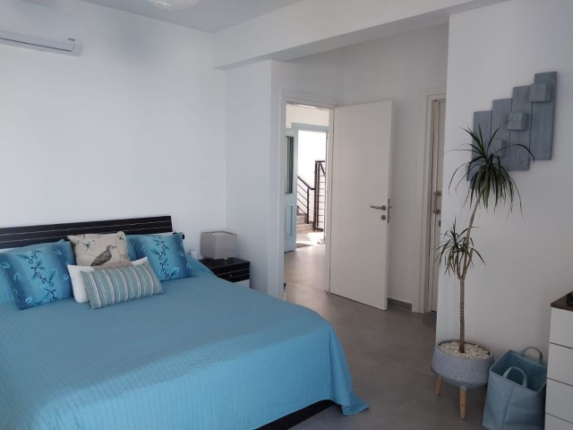 FULLY FURNISHED 3 BEDROOM PENTHOUSE 100M FROM THE SEA!!