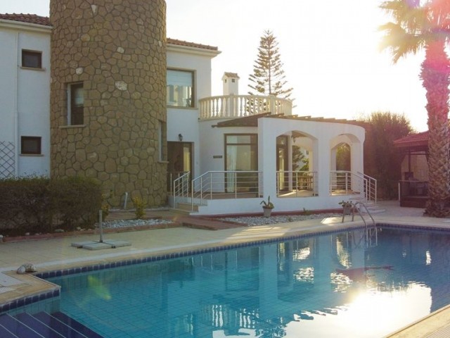 FRONT LINE VILLA WITH SPECTACULAR SEA VIEWS!!