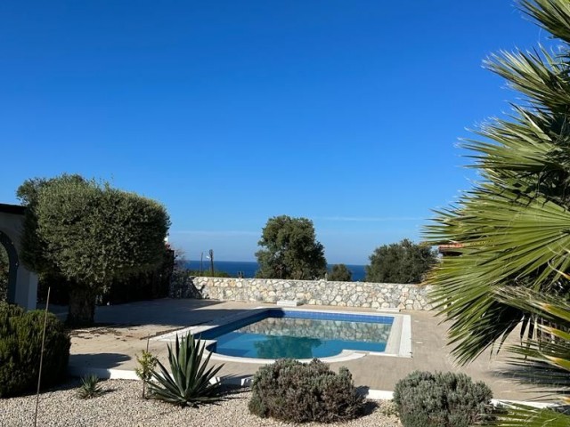 Luxuriöse 4-Schlafzimmer-Villa mit Meerblick in Esentepe