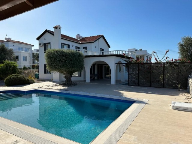 Luxuriöse 4-Schlafzimmer-Villa mit Meerblick in Esentepe