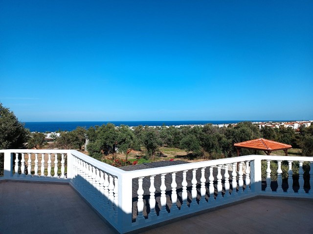 Luxuriöse 4-Schlafzimmer-Villa mit Meerblick in Esentepe