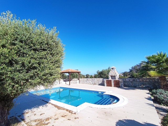 Luxuriöse 4-Schlafzimmer-Villa mit Meerblick in Esentepe