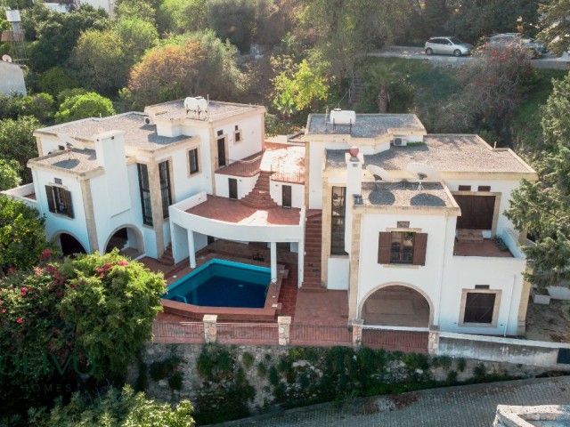 Luxuriöse Doppelvilla mit atemberaubendem Blick in Bellapais