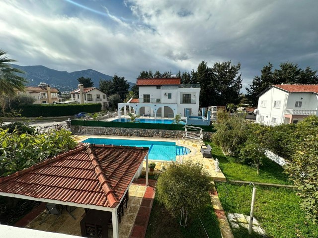 Очаровательная вилла с 3 спальнями, бассейном и красивым садом в Озанкой, Кирения