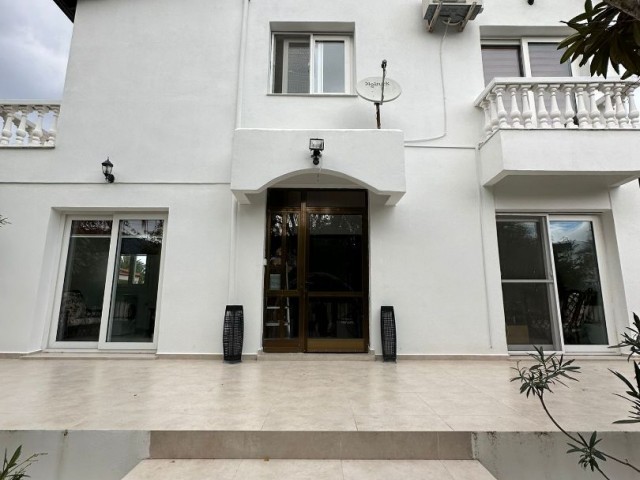 Girne, Ozankoy'de Havuzlu Muhteşem 3/4 Yatak Odalı Villa