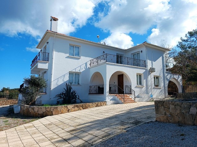 Ruhige 3-Schlafzimmer-Villa mit Pool, schönem Garten und naturbereicherten Terrassen