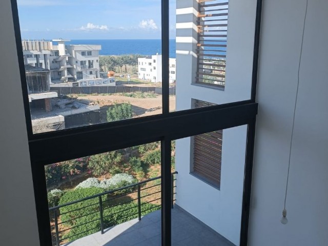 Esentepe, Girne'de Panoramik Manzaralı ve Çatı Katlı Şık 2 Yatak Odalı Loft Daire