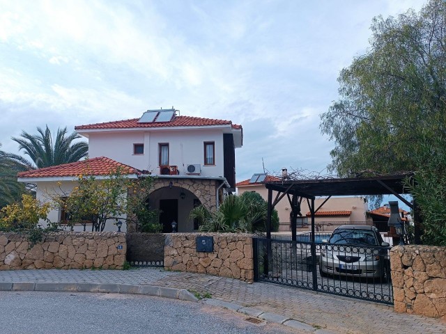 Kuzey Kıbrıs'ta Büyüleyici Manzaralı Göz Alıcı Villa !!