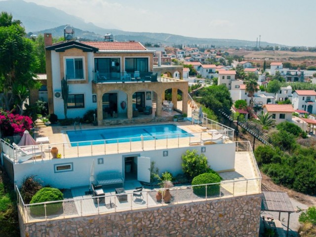 Deniz Kenarında Panoramik Manzaralı Muhteşem 5 Yatak Odalı Villa