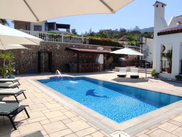 3+1 Villa in Bahceli area with an Individual Title Deed and private pool. ** 