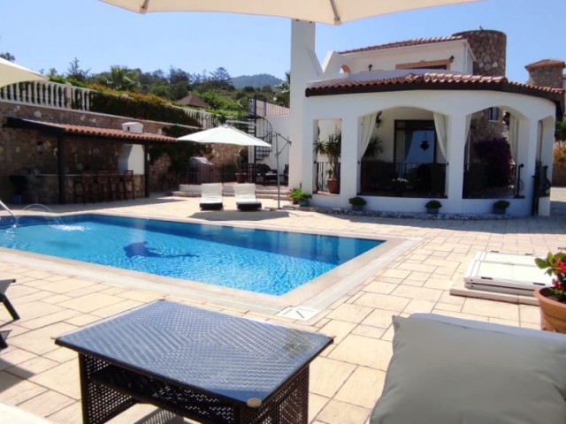 3+1 Villa in Bahceli area with an Individual Title Deed and private pool.