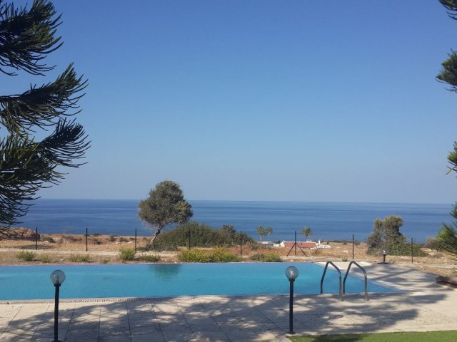 Girne Çatalköy'de Eşsiz önü kapanmaz deniz manzaralı 6931 m2 arazi içerisinde 4+1 Havuzlu Villa   