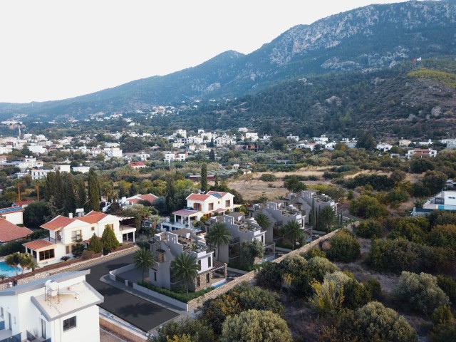 Lapta'da Satılık Çatı Teraslı Deniz Manzaralı Villa