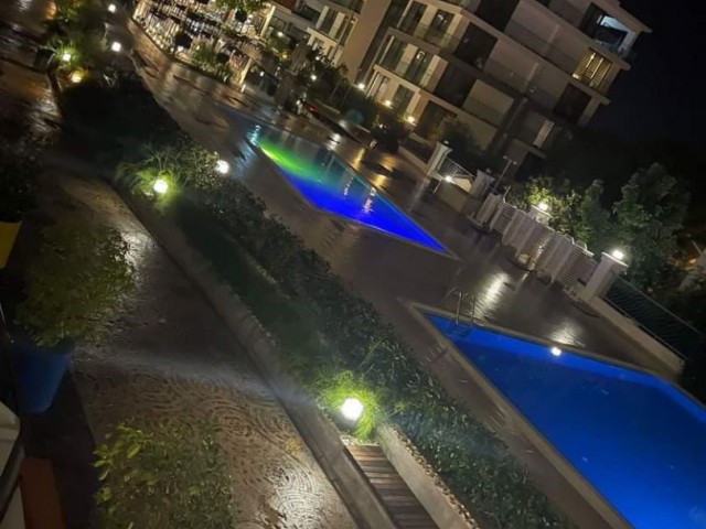 Superluxuriöse Wohnung mit Pool- und Meerblick in einer sicheren Residenz im Zentrum von Kyrenia ZU VERKAUFEN