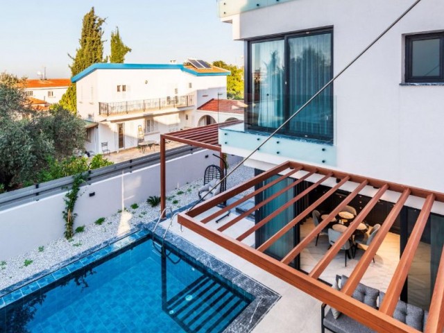 Superluxuriöse, voll möblierte Villa mit Pool und 100 m² großer Dachterrasse zu verkaufen