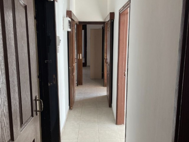Большая квартира на первом этаже на продажу в районе Фамагуста-Мараш