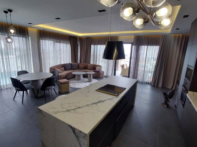 Girne Merkez'de Satılık Deniz Ve Dağ Manzaralı Havuzlu Tripleks Penthouse