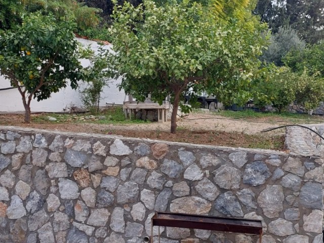 Luxusvilla zum Verkauf mit Meer- und Bergblick und großem Garten in der Region Çatalköy in Kyrenia