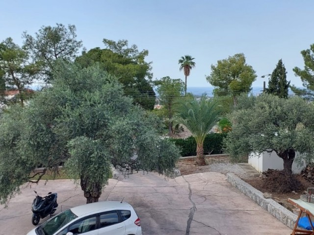 Luxusvilla zum Verkauf mit Meer- und Bergblick und großem Garten in der Region Çatalköy in Kyrenia