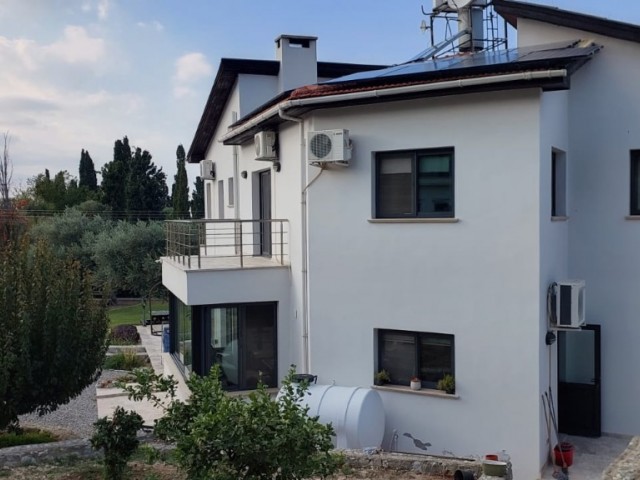 Luxusvilla zum Verkauf mit Meer- und Bergblick und großem Garten in der Region Çatalköy in Kyrenia