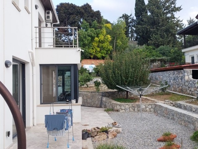 Luxusvilla zum Verkauf mit Meer- und Bergblick und großem Garten in der Region Çatalköy in Kyrenia