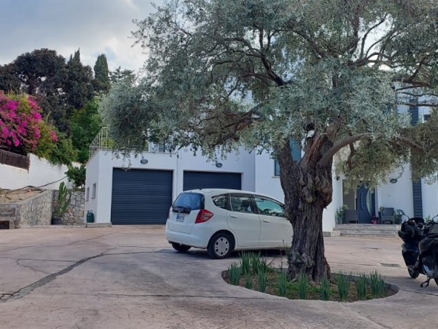 Luxusvilla zum Verkauf mit Meer- und Bergblick und großem Garten in der Region Çatalköy in Kyrenia