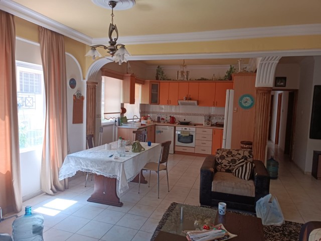 3+1 möblierte Wohnung zur Miete in der Nähe des Marktes Kyrenia Nusmar