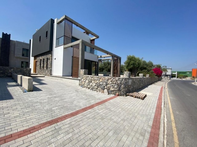 Kıbrıs Girne Çatalköy'de  Modern tasarımlı Satılık 3+1 Villa