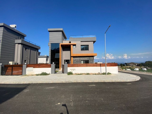 Kıbrıs Girne Doğanköy' de satılık Lüks 5+2 modern villa