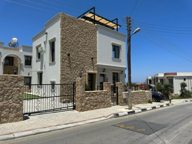 Kıbrıs - Girne - Çatalköy'de Satılık Havuzlu, Saunalı ve Spor Salonlu Site İçerisinde 2+1 Villa