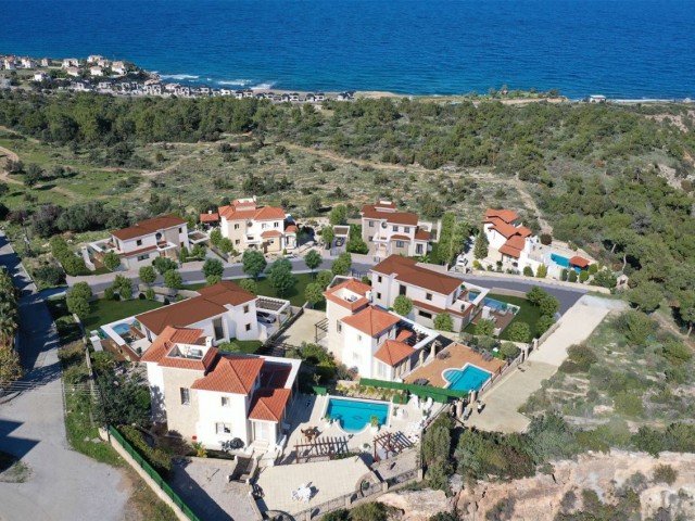 Kıbrıs Girne Esentepe'de Satılık Havuzlu Villa