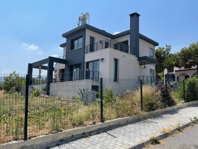 Kıbrıs Girne Esentepe de Satılık 4+1 Modern Villa