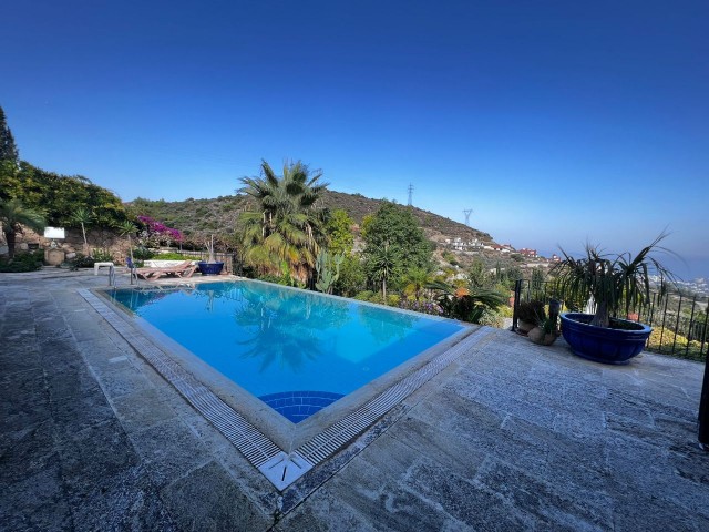 Wunderschöne 3+2-Villa im mediterranen Stil mit Berg- und Meerblick zum Verkauf in Kyrenia Malatya, Zypern