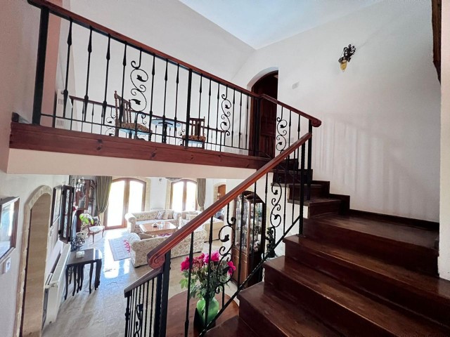 Wunderschöne 3+2-Villa im mediterranen Stil mit Berg- und Meerblick zum Verkauf in Kyrenia Malatya, Zypern