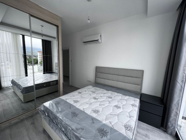 Komplett möblierte 2+1 Penthouse-Wohnung mit Dachterrasse und Berg- und Meerblick zum Verkauf im Zentrum von Kyrenia, Zypern