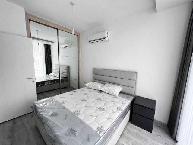 Komplett möblierte 2+1 Penthouse-Wohnung mit Dachterrasse und Berg- und Meerblick zum Verkauf im Zentrum von Kyrenia, Zypern