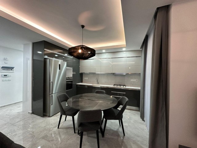Komplett möblierte 2+1 Penthouse-Wohnung mit Dachterrasse und Berg- und Meerblick zum Verkauf im Zentrum von Kyrenia, Zypern