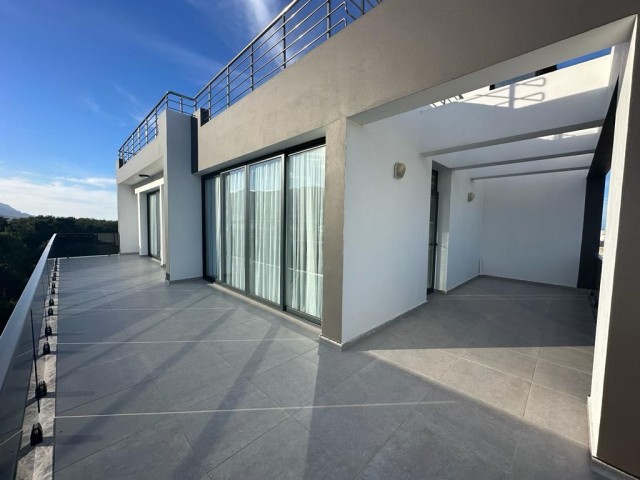 Modern gestaltetes, komplett möbliertes 2+1 Penthouse zum Verkauf im Kyrenia Center, Zypern