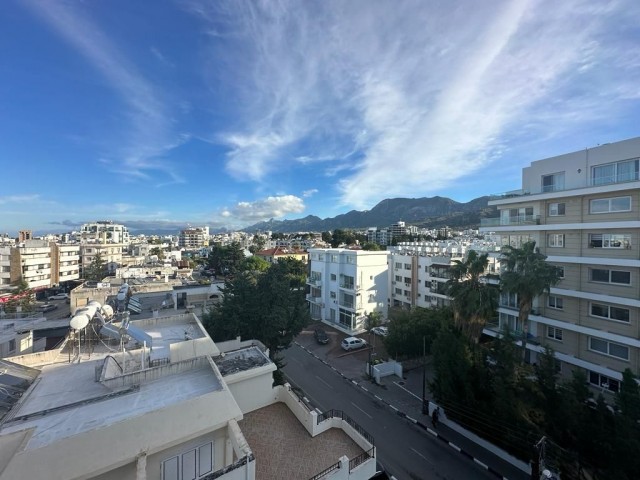 Modern gestaltetes, komplett möbliertes 2+1 Penthouse zum Verkauf im Kyrenia Center, Zypern