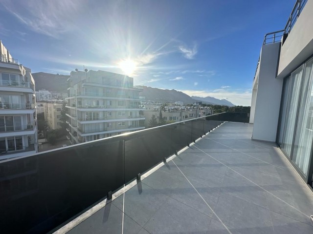 Kıbrıs Girne merkez'de Full modern  Eşyalı Dağ manzaralı Satılık 2+1 Penthouse