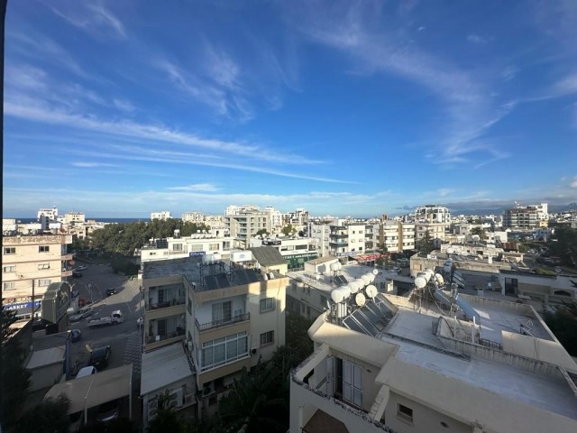 Modern gestaltetes, komplett möbliertes 2+1 Penthouse zum Verkauf im Kyrenia Center, Zypern