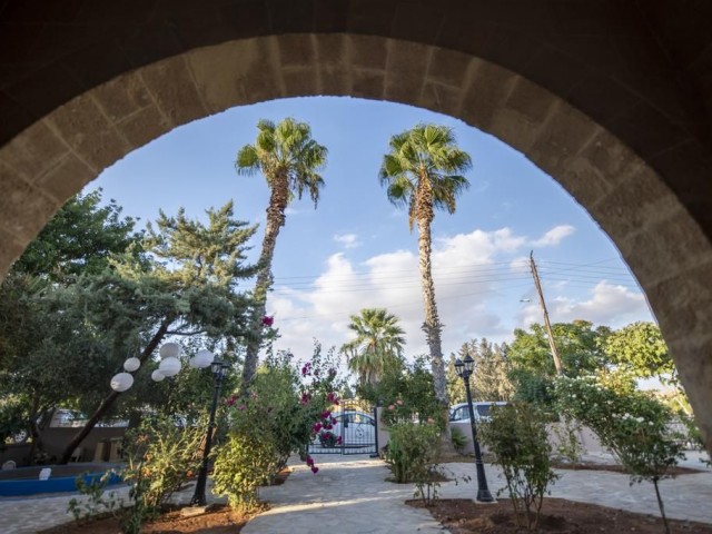Boutique-Hotel zu vermieten mit 6-Zimmer-Pensionsverwaltungsgenehmigung in der Region Nikosia Çağlayan auf Zypern.