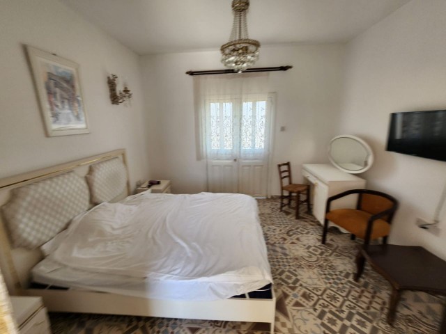 Boutique-Hotel zu vermieten mit 6-Zimmer-Pensionsverwaltungsgenehmigung in der Region Nikosia Çağlayan auf Zypern.