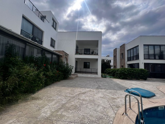 3+1 Erdgeschosswohnung zu vermieten mit Gemeinschaftspool und Garten in Kyrenia Zeytinlik, Zypern