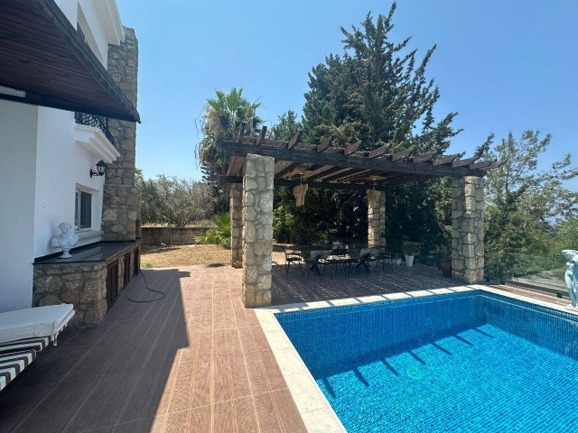 Zypern - 3+1 Luxusvilla mit Pool, komplett möbliert und Meerblick zur Miete in Kyrenia Zeytinlik